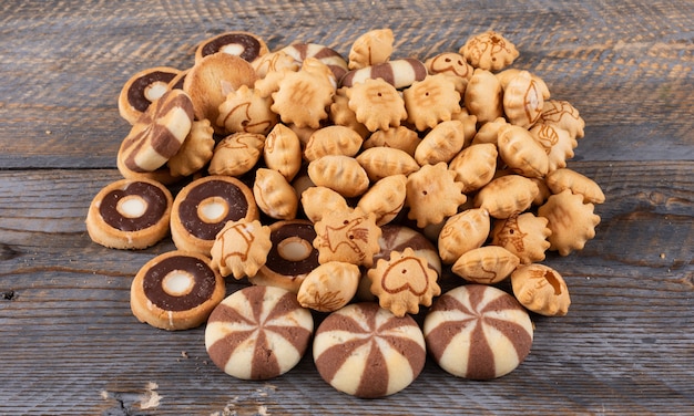 Zijaanzicht van crackers en koekjes op donkere houten horizontaal