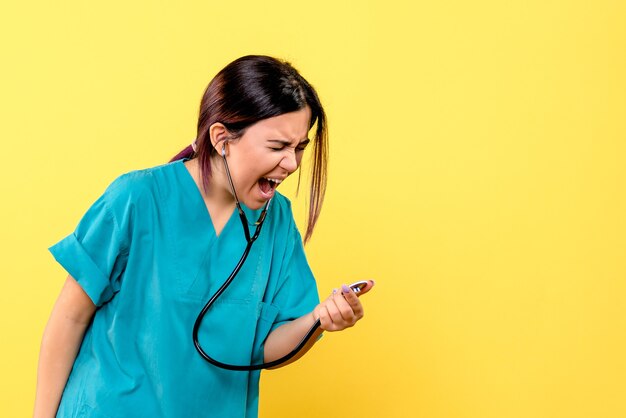 Zijaanzicht van de dokter met tonometer is zenuwachtig