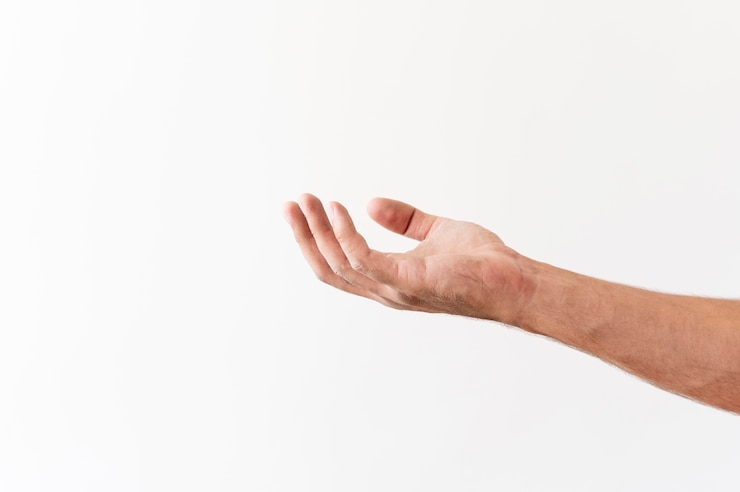 Gratis Foto zijaanzicht van de hand die om voedselschenkingen vraagt