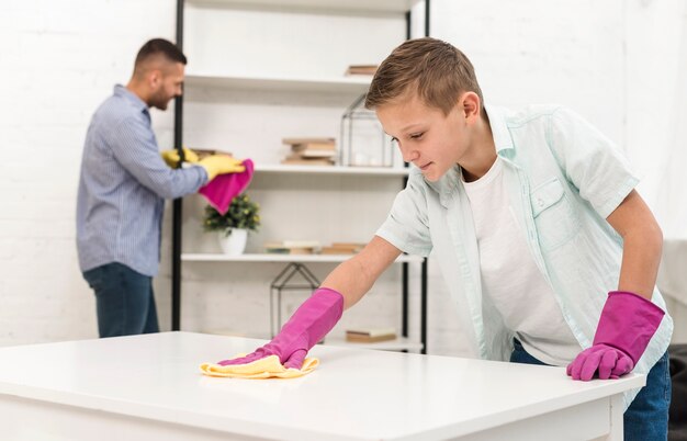 Zijaanzicht van de jongen schoonmaken