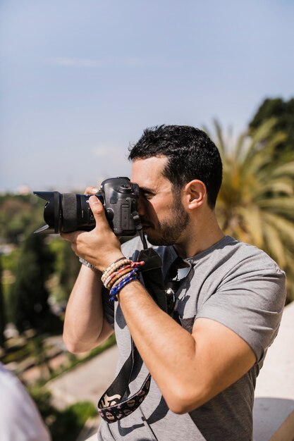 Zijaanzicht van de mens die pica op camera vangt