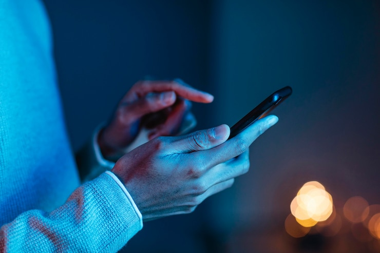 Gratis Foto zijaanzicht van de mens die smartphone gebruiken