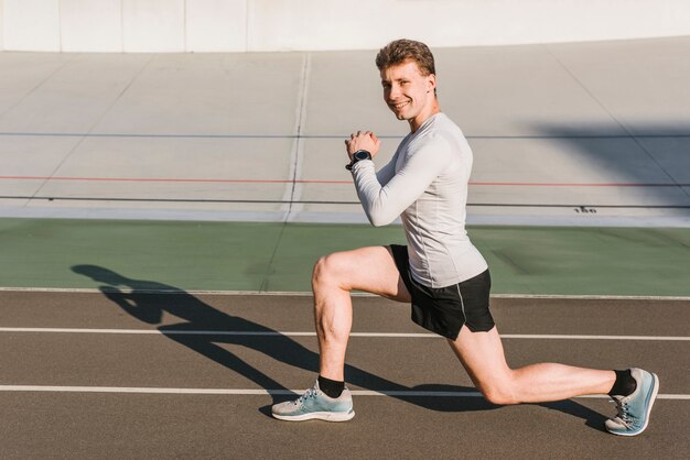 Zijaanzicht van de mens doet lunges