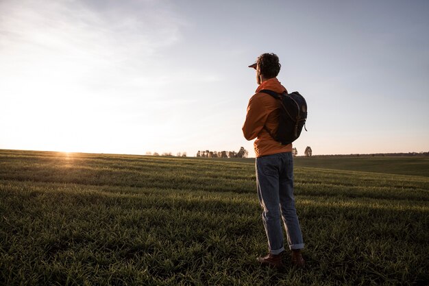 Zijaanzicht van de mens op een roadtrip die het uitzicht bewondert