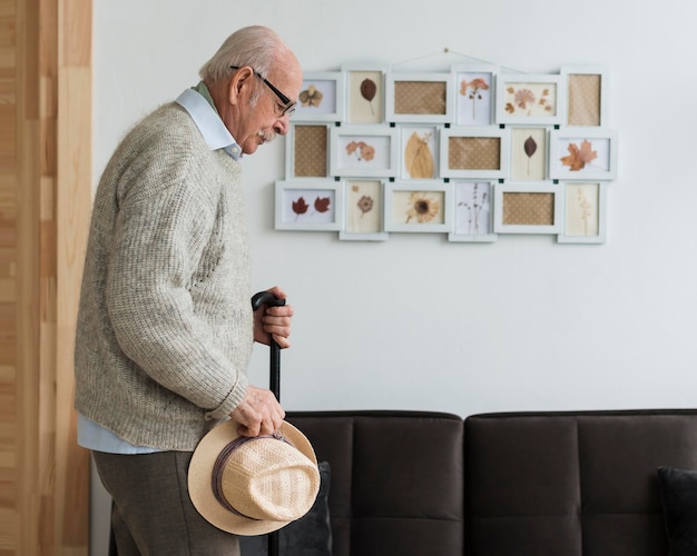 Gratis foto zijaanzicht van de oude man in een verpleeghuis