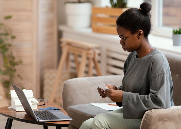 Zijaanzicht van de vrouw die plannen maakt om huis opnieuw in te richten