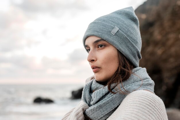 Zijaanzicht van de vrouw die zich voordeed op het strand met kopie ruimte