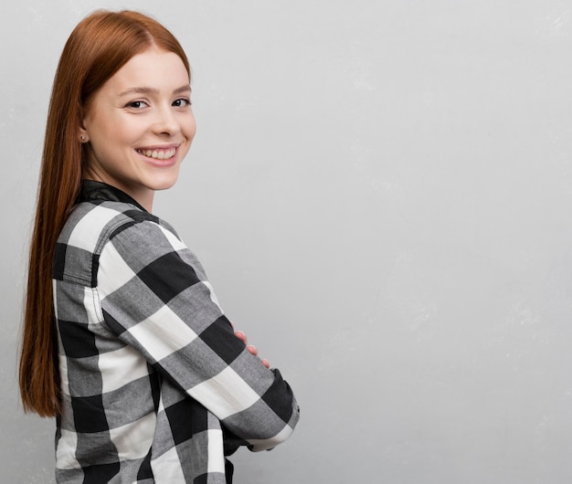 Gratis foto zijaanzicht van de vrouw die zich voordeed