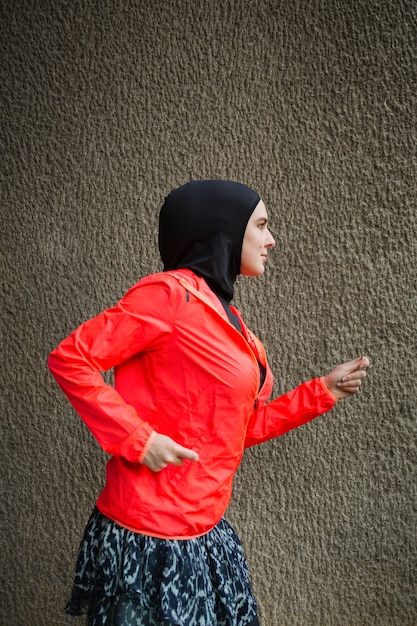 Zijaanzicht van de vrouw met rode jas