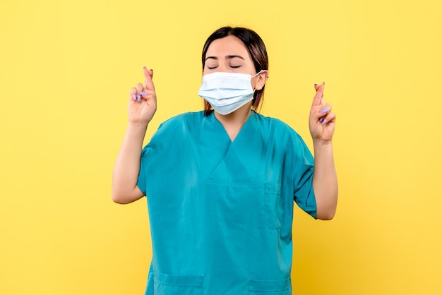 Zijaanzicht van een arts in masker Een arts in masker hoopt op het herstel van alle patiënten met covid