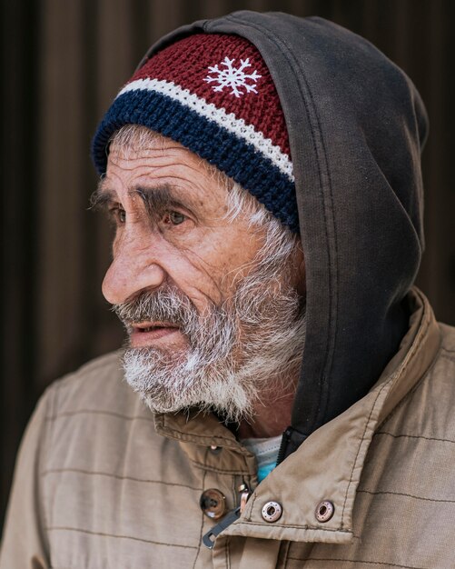 Zijaanzicht van een bebaarde dakloze man
