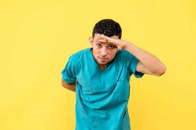 Zijaanzicht van een dokter die poseert