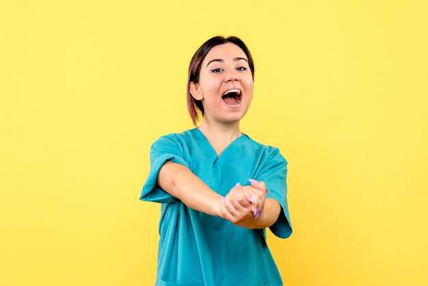 Zijaanzicht van een dokter heeft het over het belang van handen wassen