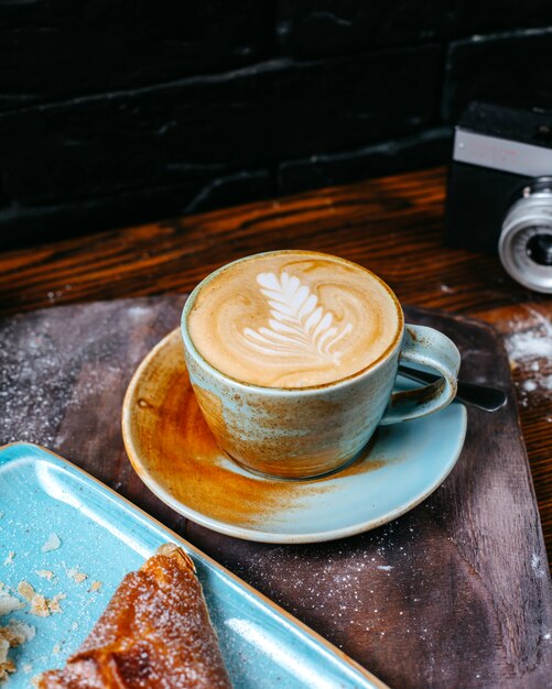 Zijaanzicht van een kopje koffie latte