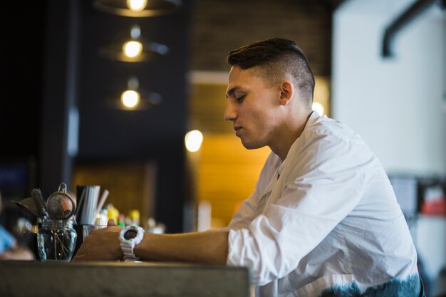 Zijaanzicht van een man met glas drinken in het restaurant