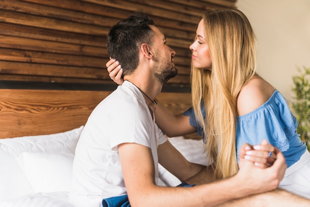 Gratis foto zijaanzicht van een romantisch paar op bed