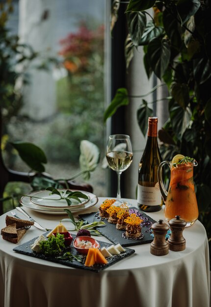 Zijaanzicht van een tafel met kaas plaat en pate erop