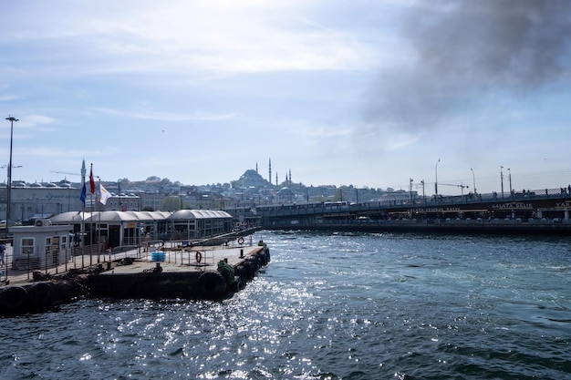 Zijaanzicht van een Turkse toeristische haven in de buurt van de Zwarte Zee met zwarte emissies