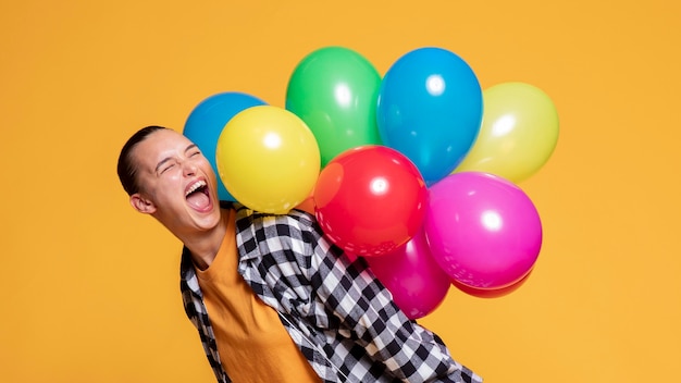 Zijaanzicht van extatische vrouw met ballonnen