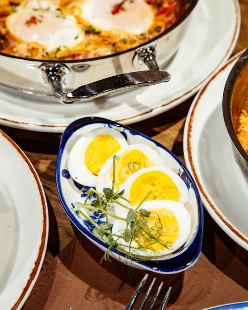 Zijaanzicht van gekookte eieren in een kom op de tafel