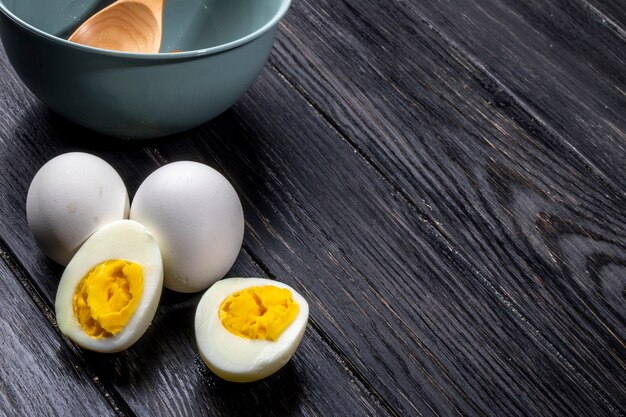 Zijaanzicht van gekookte eieren op houten plattelander