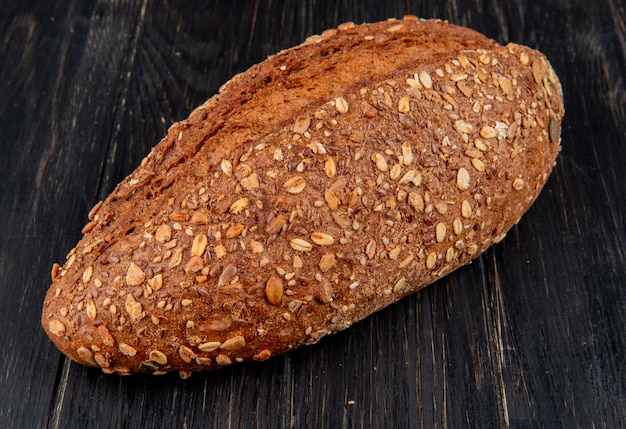 zijaanzicht van gezaaid Vietnamees stokbrood op houten