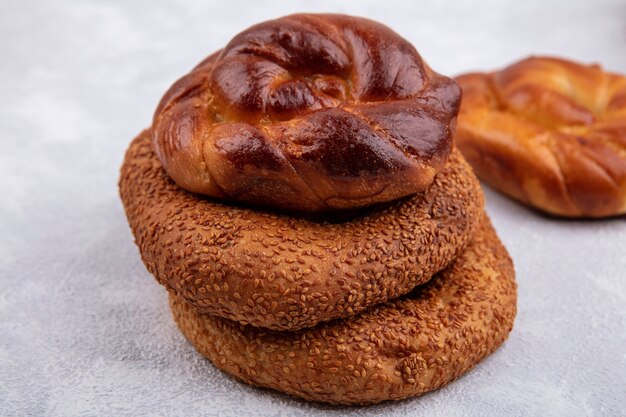 Zijaanzicht van heerlijke en zachte broodjes met traditionele Turkse bagels geïsoleerd op een witte achtergrond