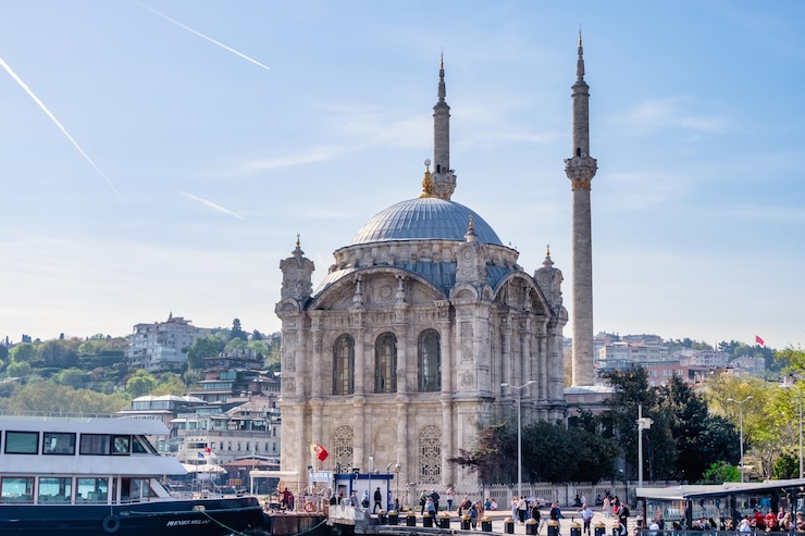 Gratis Foto zijaanzicht van het turkse monumentale oriëntatiepunt buyuk mecidiye mosque