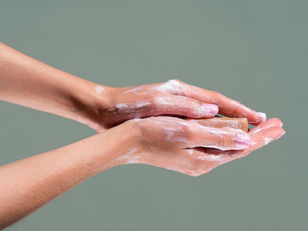 Zijaanzicht van het wassen van handen met zeep