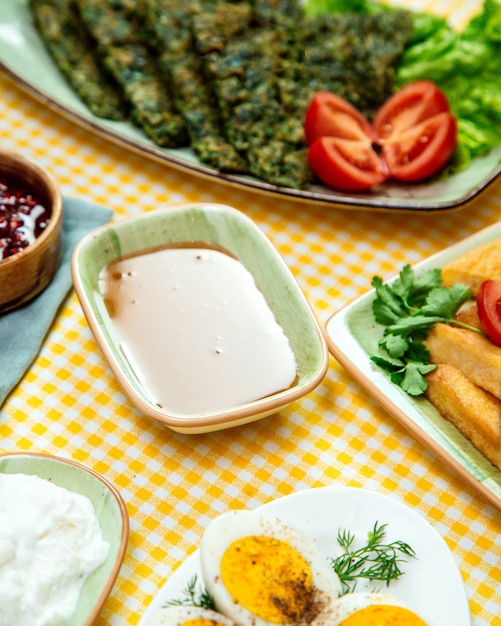 Zijaanzicht van honing in kom op ontbijttafel