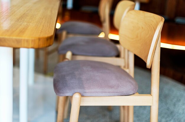 Zijaanzicht van houten stoelen bij restaurant