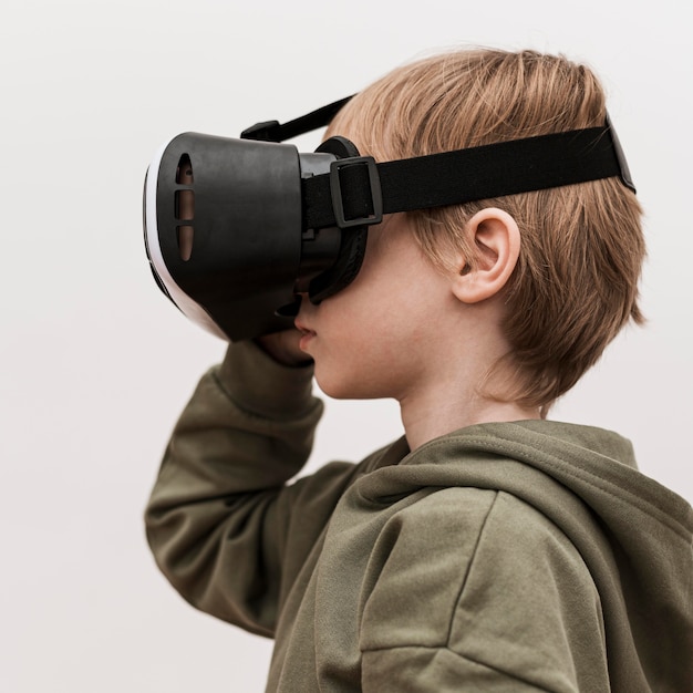 Zijaanzicht van jonge jongen met behulp van virtual reality headset