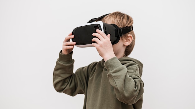 Zijaanzicht van jongen met behulp van virtual reality headset