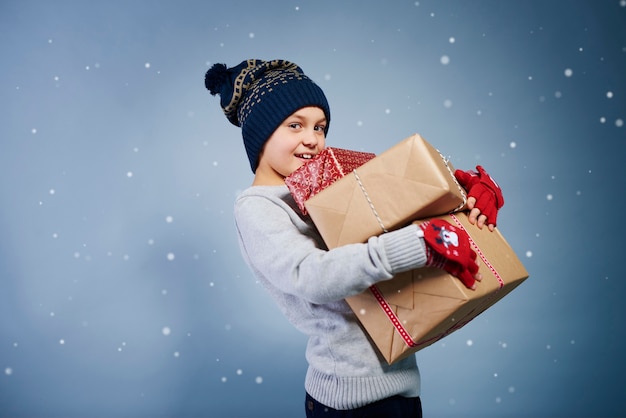 Zijaanzicht van Kerstmisgift van de jongensholding