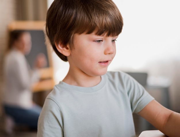 Zijaanzicht van kind dat thuis wordt begeleid