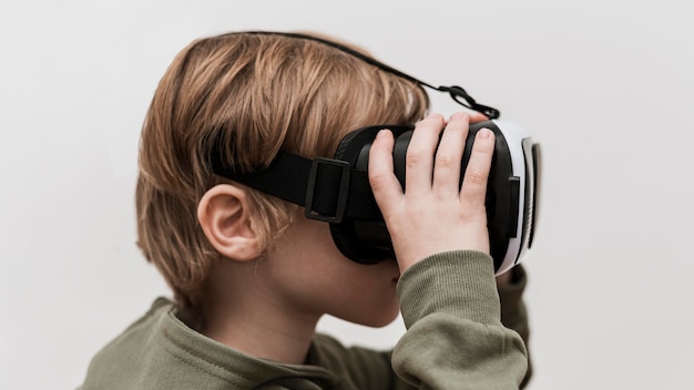 Zijaanzicht van kleine jongen met behulp van virtual reality headset