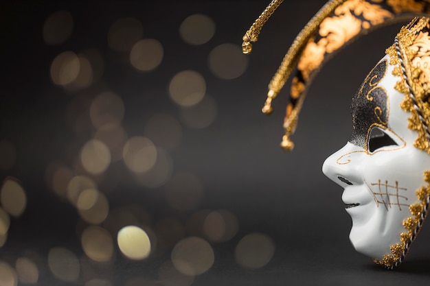 Zijaanzicht van masker voor carnaval met glitter en kopieer ruimte