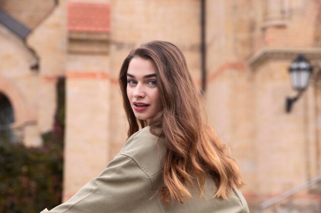 Zijaanzicht van mooie vrouw op fiets in de stad