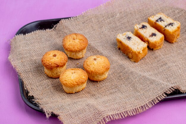 Zijaanzicht van muffins en gebak op rustieke