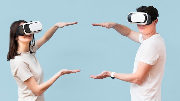 Zijaanzicht van paar dat virtuele werkelijkheidshoofdtelefoon draagt