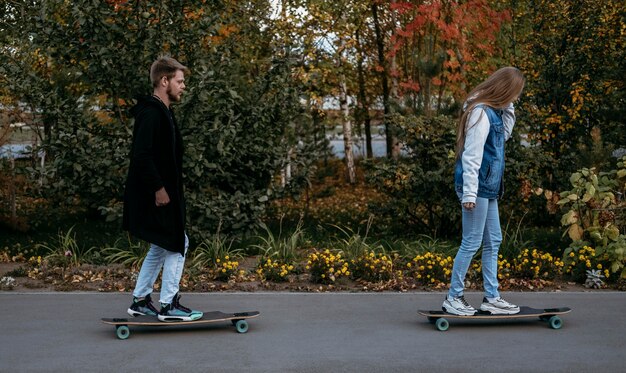 Zijaanzicht van paar skateboarden in het park