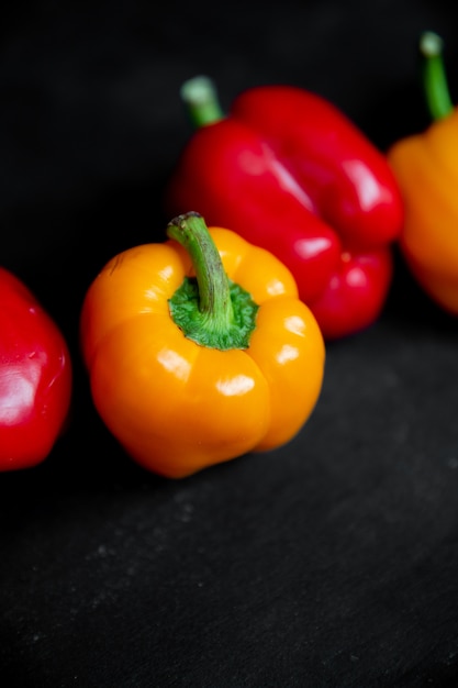 Zijaanzicht van peper op zwarte achtergrond