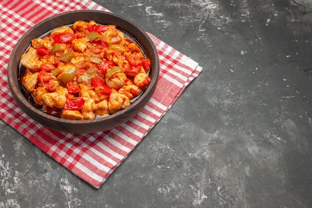 Zijaanzicht van pittige tomatensoep om van te watertanden