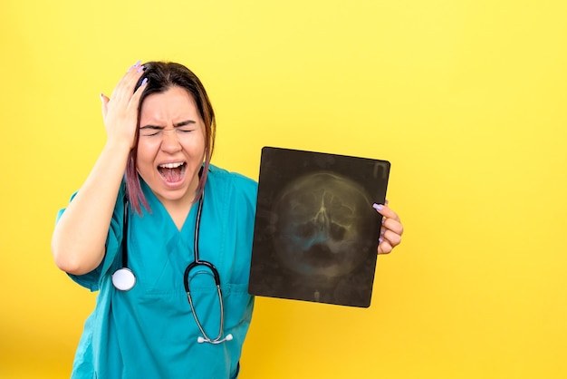 Zijaanzicht van radioloog een radioloog is niet tevreden met de röntgenfoto's