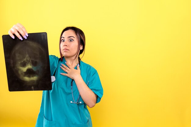 Zijaanzicht van radioloog Een radioloog wordt verrast door röntgenfoto's van de patiënt