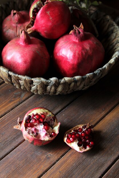 Zijaanzicht van rijp granaatappel fruit in de mand