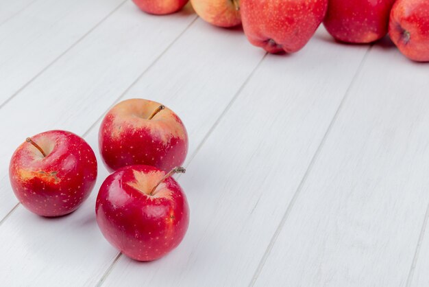 zijaanzicht van rode appels op houten achtergrond