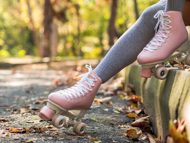 Zijaanzicht van rolschaatsen met bladeren