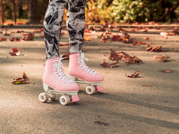 Zijaanzicht van rolschaatsen op bestrating met bladeren