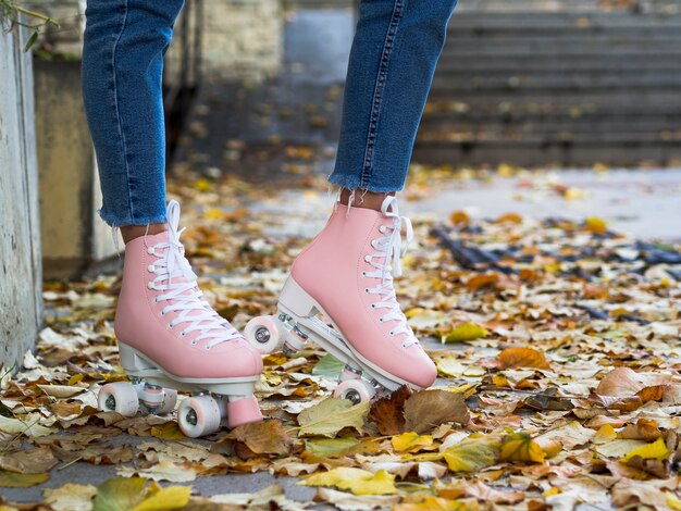 Zijaanzicht van rolschaatsen op bladeren